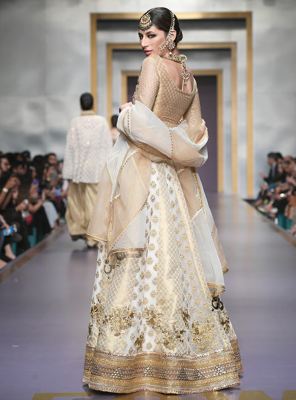 Zainab Chottani | Semi Formals | MUSHQ