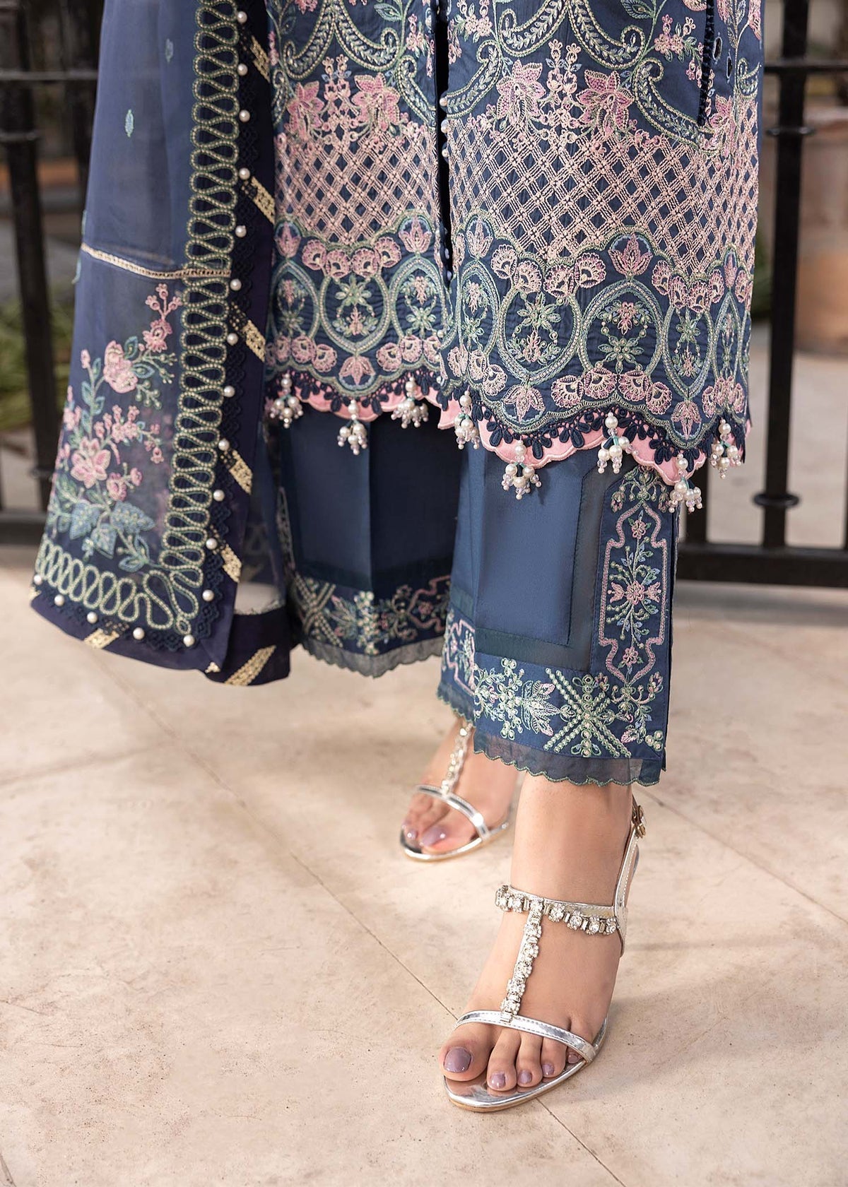 Shurooq | Luxury Lawn 25 | Mira