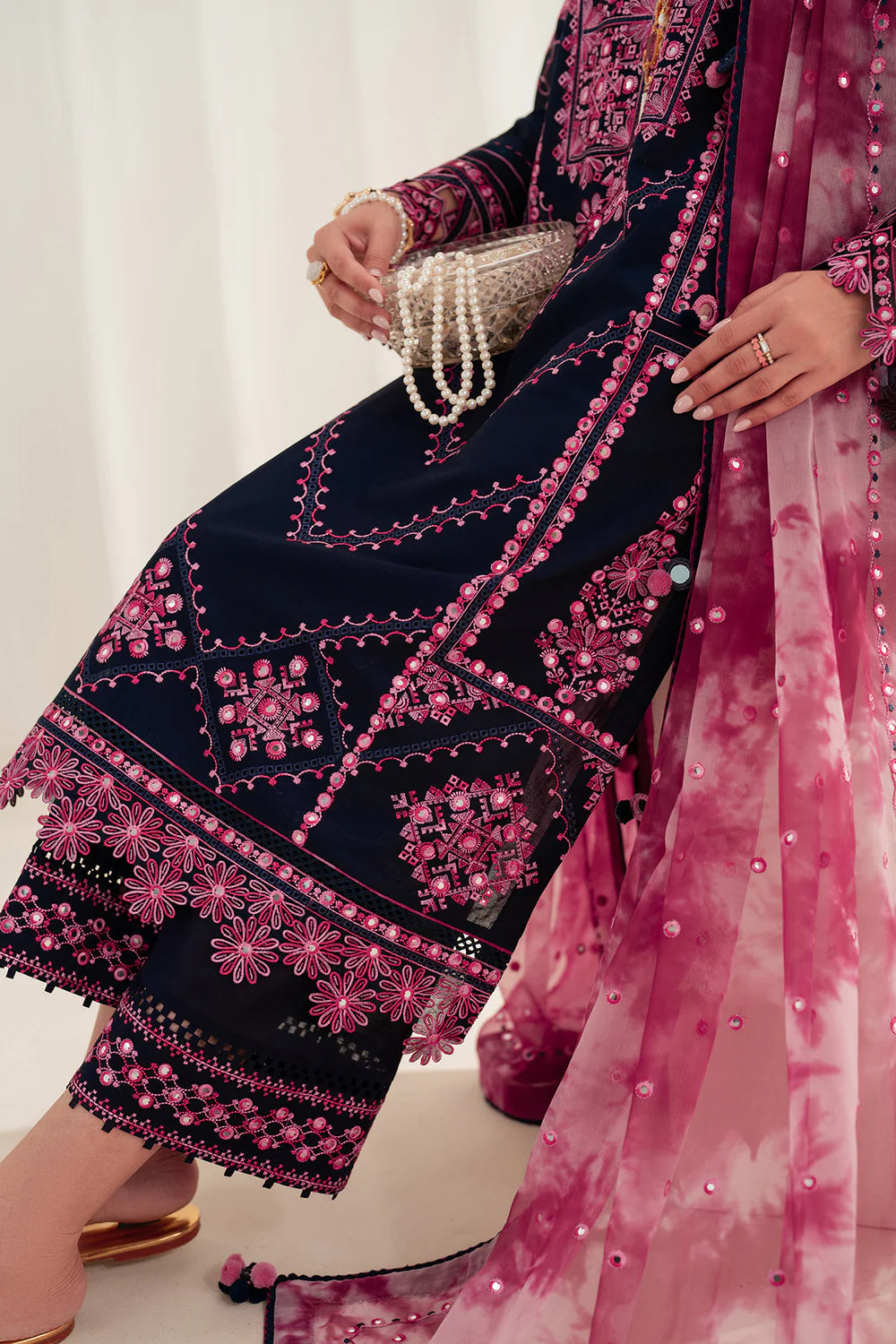 Jazmin | Iris EMBROIDERED LAWN IL'25-D01