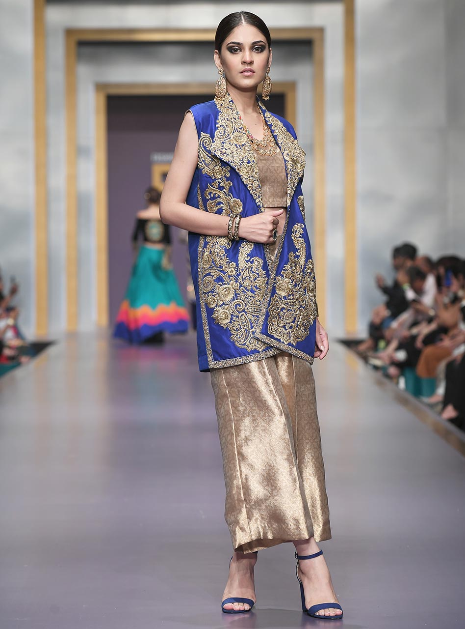 Zainab Chottani | Semi Formals | TEHZEEB