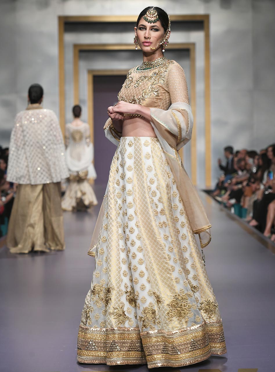 Zainab Chottani | Semi Formals | MUSHQ