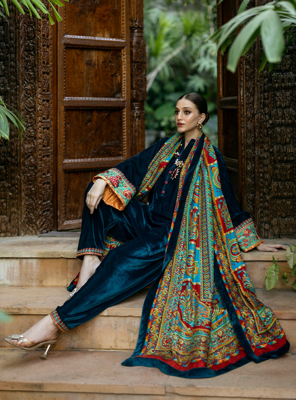Zainab Chottani | Makhmal Luxe Pret | Avizeh