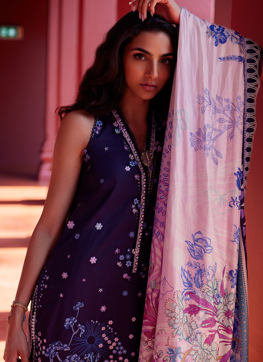 Farah Talib Aziz | Suay Lawn 24 | IZEA BLUE