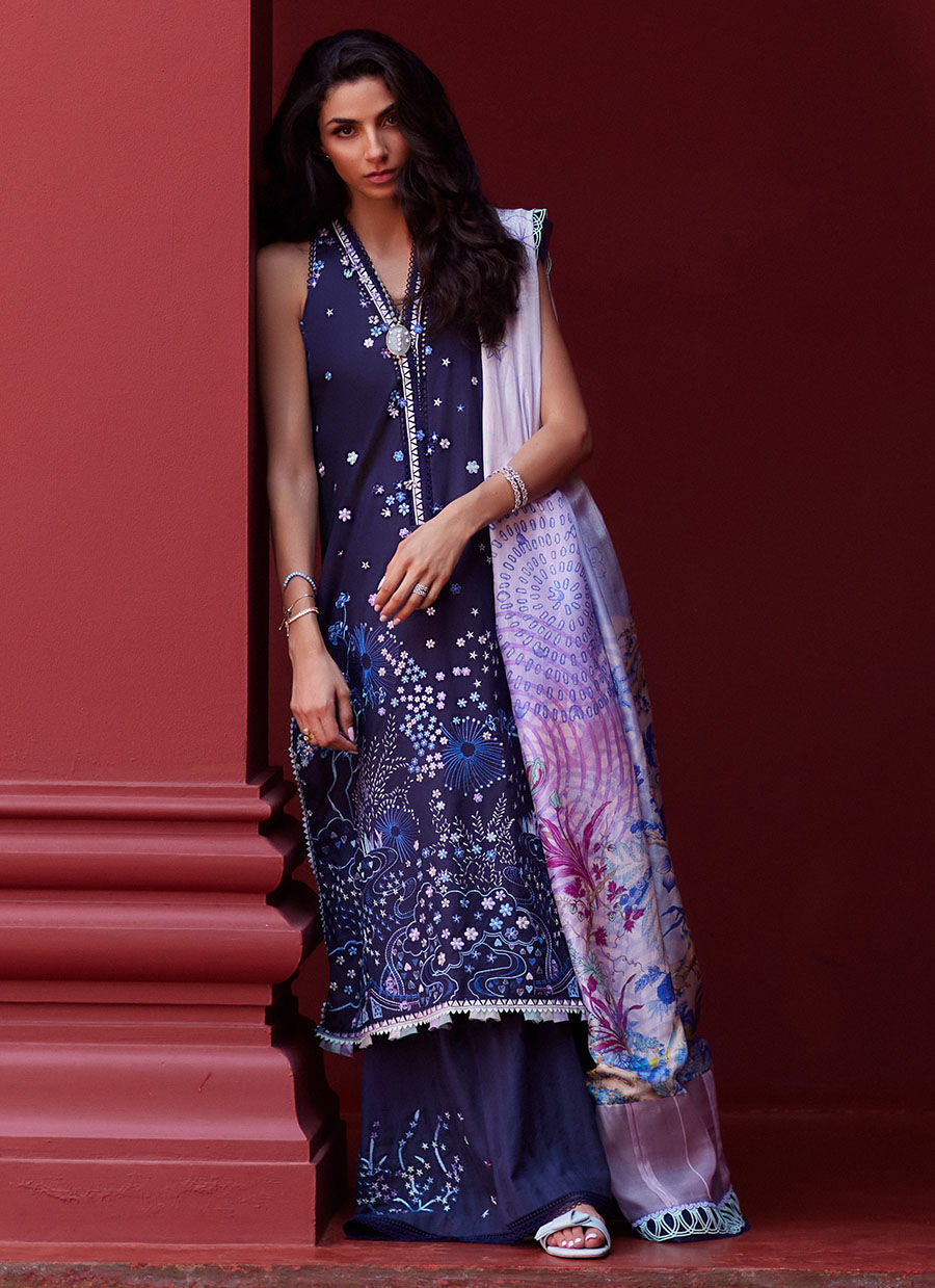 Farah Talib Aziz | Suay Lawn 24 | IZEA BLUE