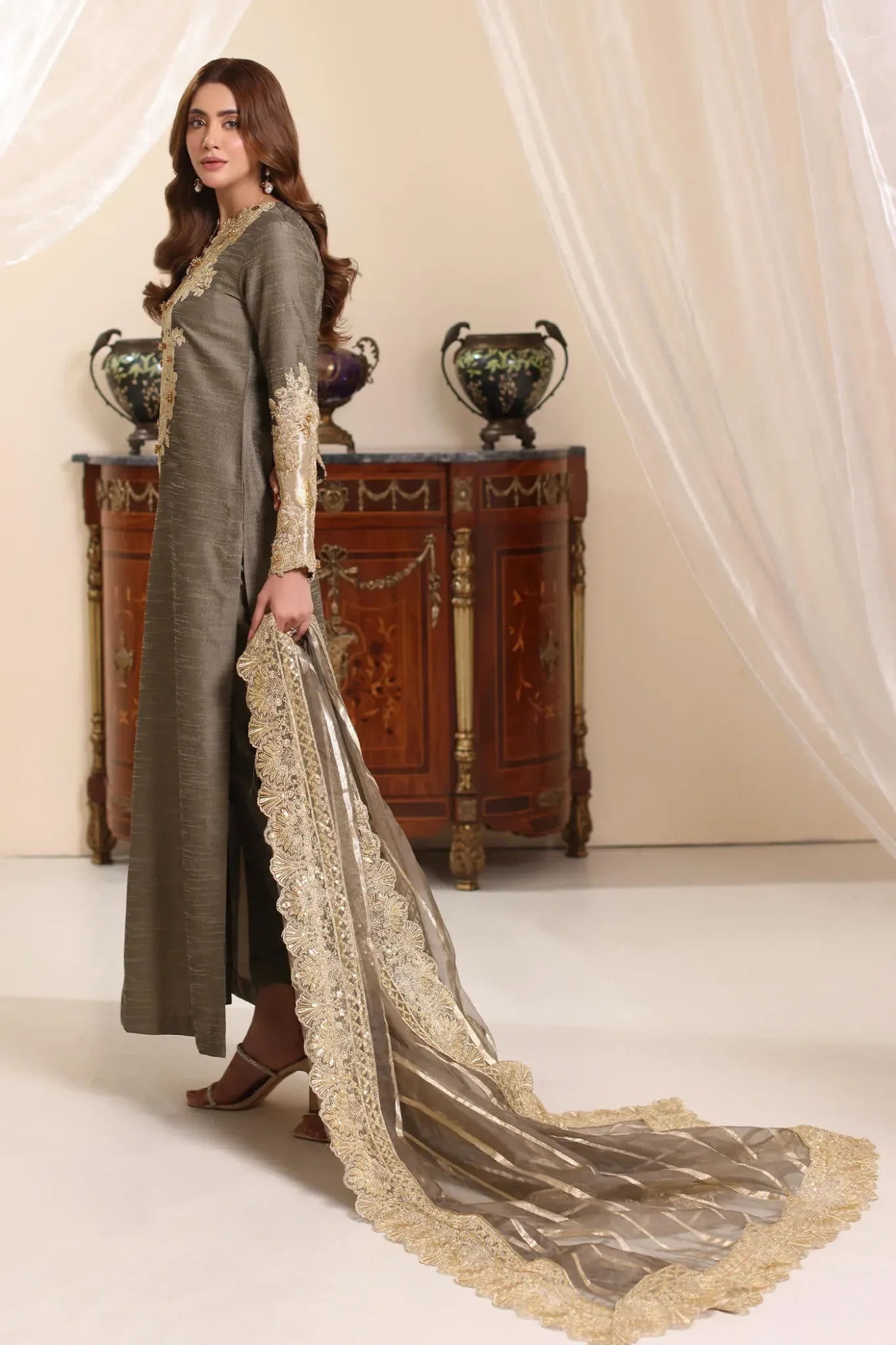 Musferah saad | AMOR A LA VIDA | Olive Taupe